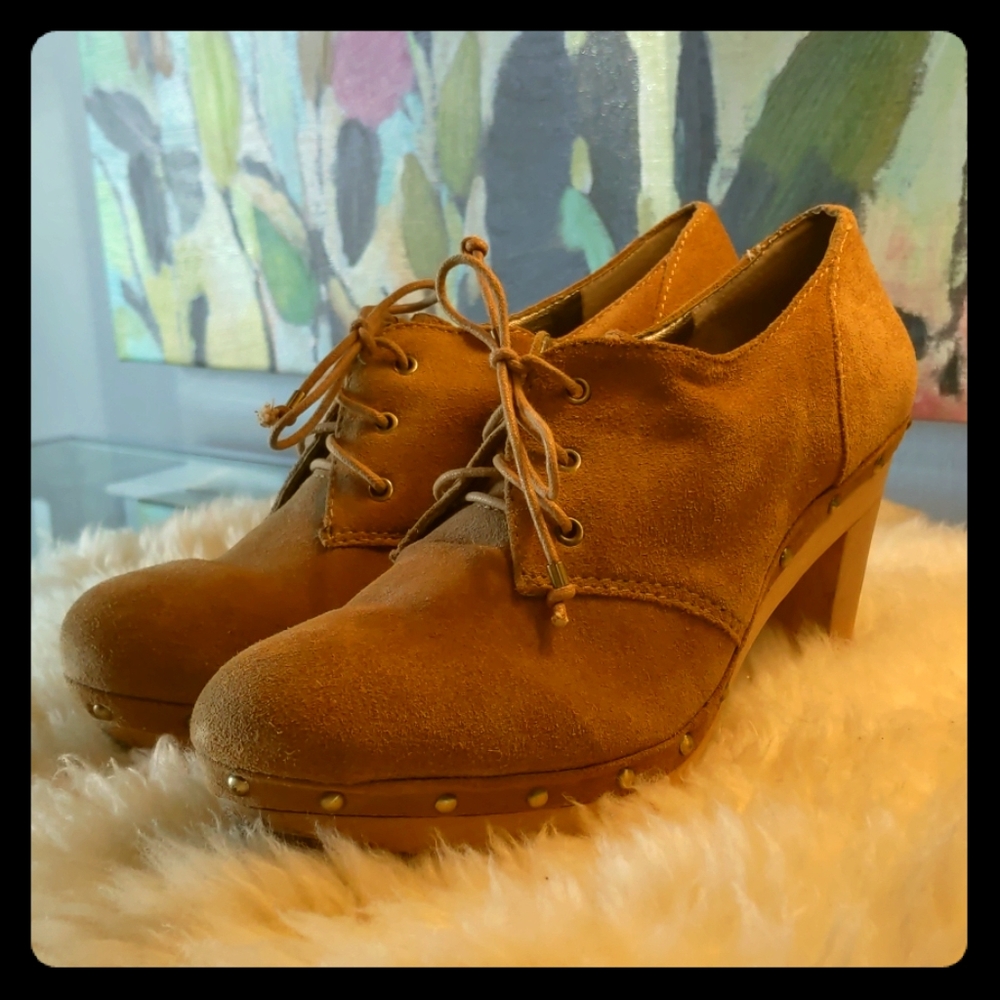 Suede Banana Republic lace up bootie
